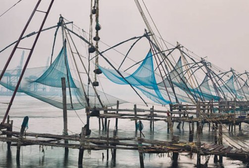 Alleppey-Kochi (53 km, 1 hour 30 minutes)