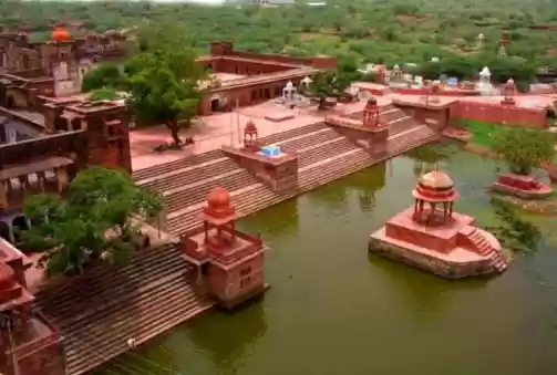 Gwalior-Orchha (120 km, 2 hours 15 minutes)
