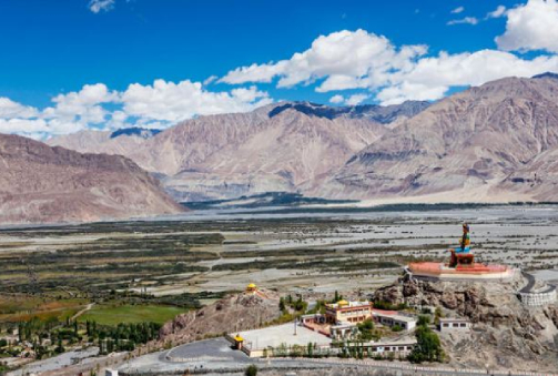 Leh – Khardung La – Diskit – Hunder (125 km / 3.5 hours)