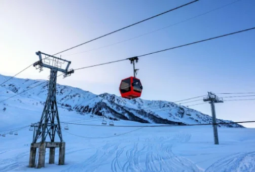 Srinagar-Gulmarg-Srinagar (one way: 51 km, 1 hour and 40 minutes)